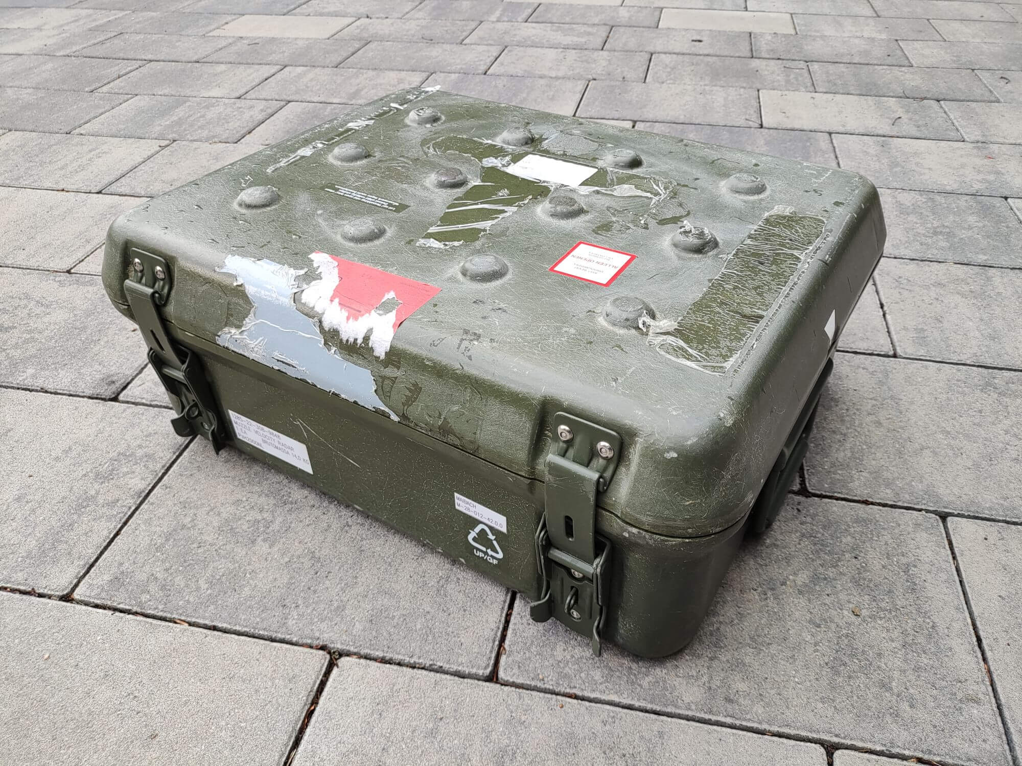 Transportkiste GFK mit Druckventil und Feuchtigkeitsindikator