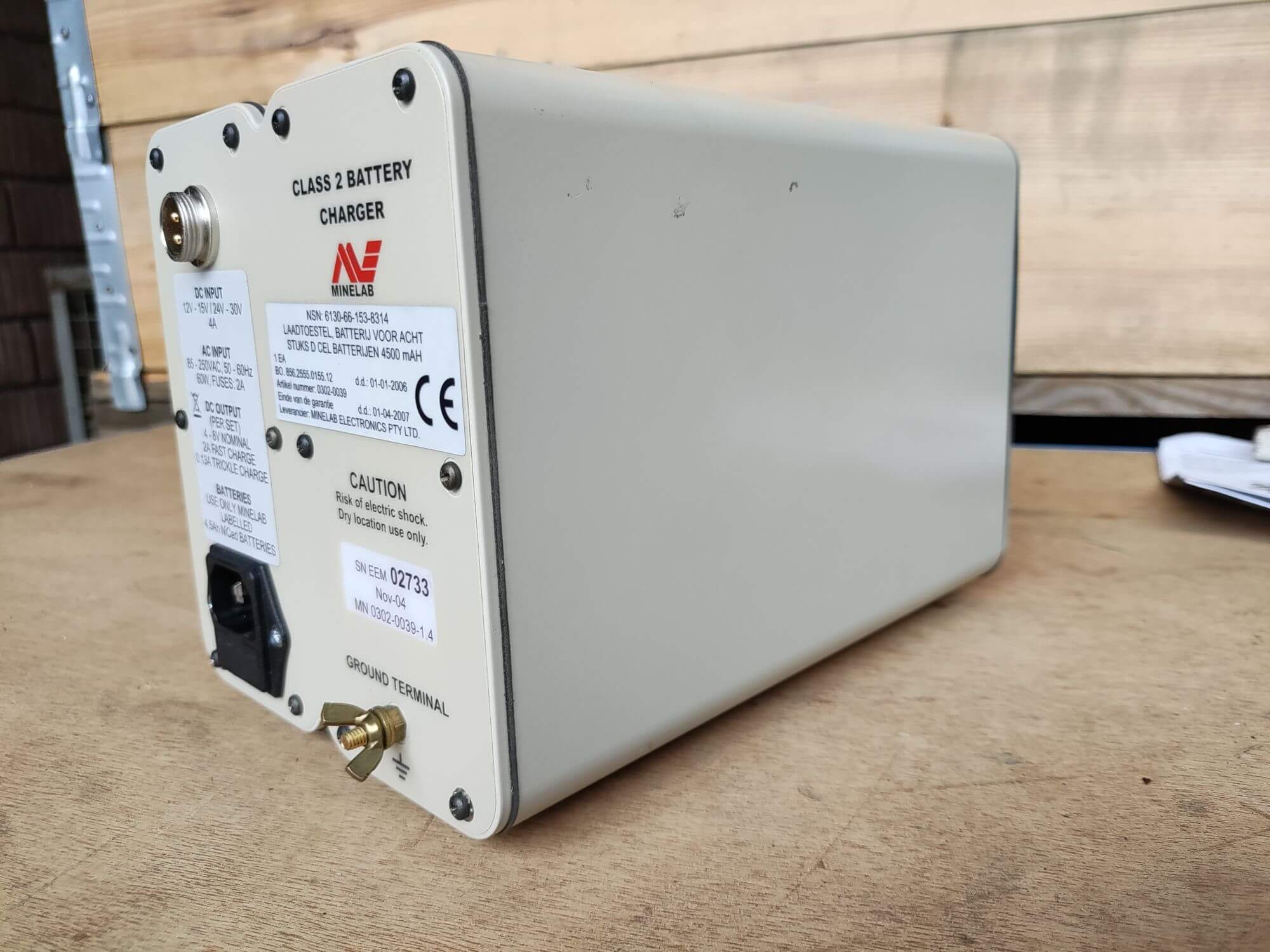 Minelab Batterie Charger für 8x D Cellen in Tasche mit Kabel