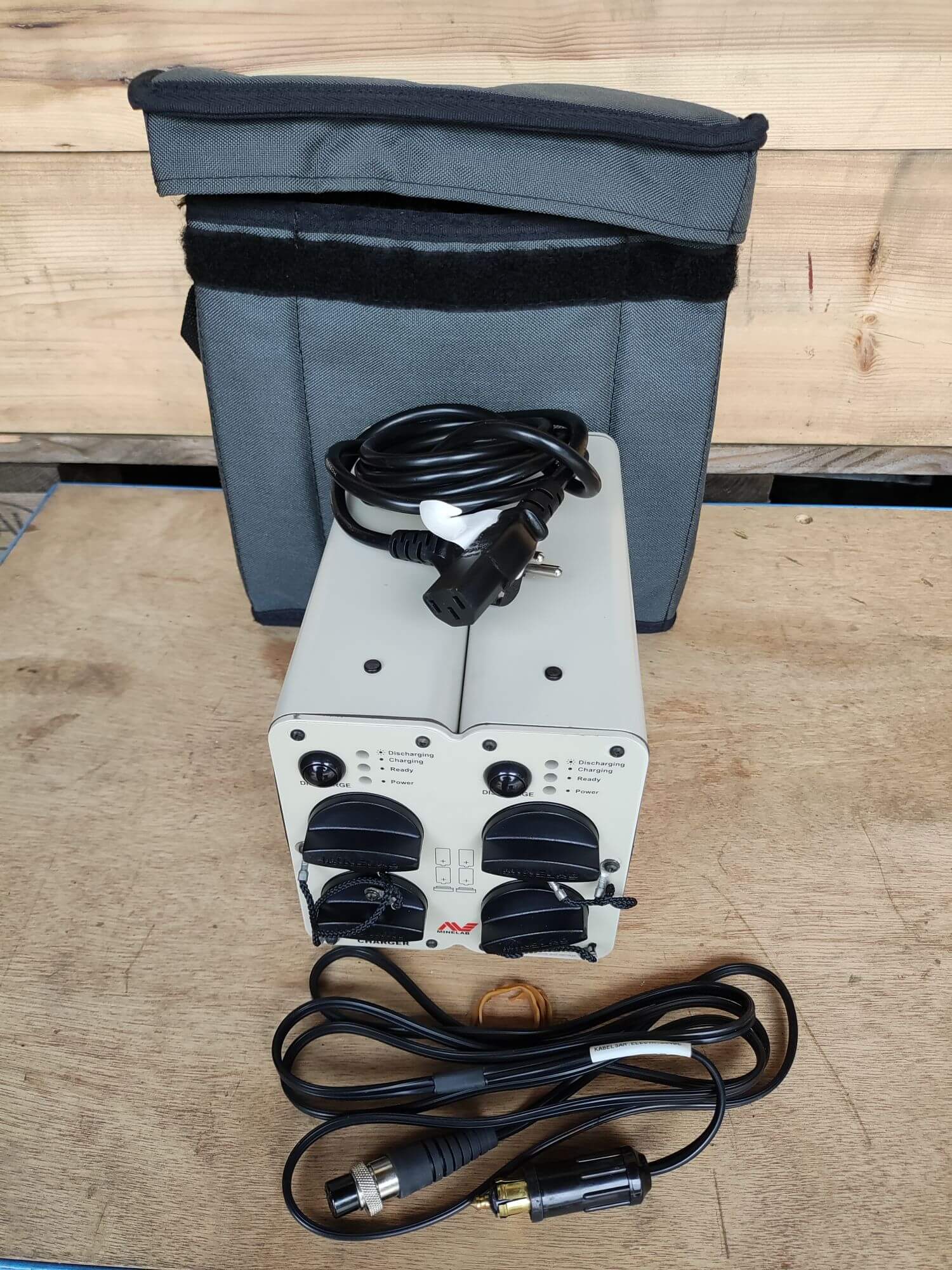 Minelab Batterie Charger für 8x D Cellen in Tasche mit Kabel