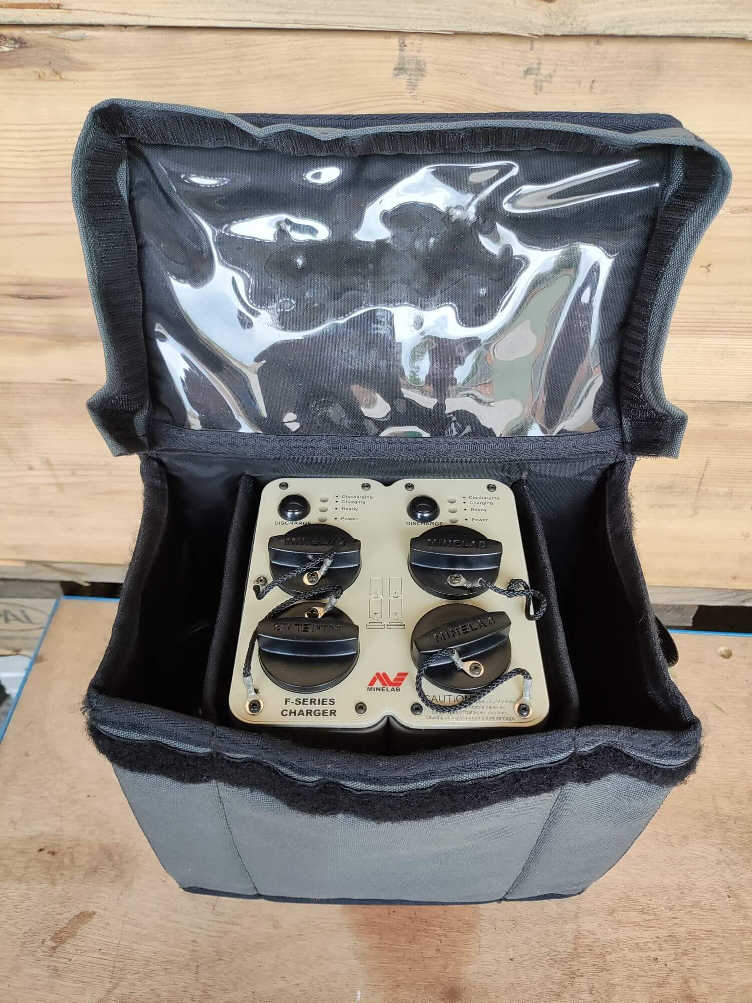Minelab Batterie Charger für 8x D Cellen in Tasche mit Kabel