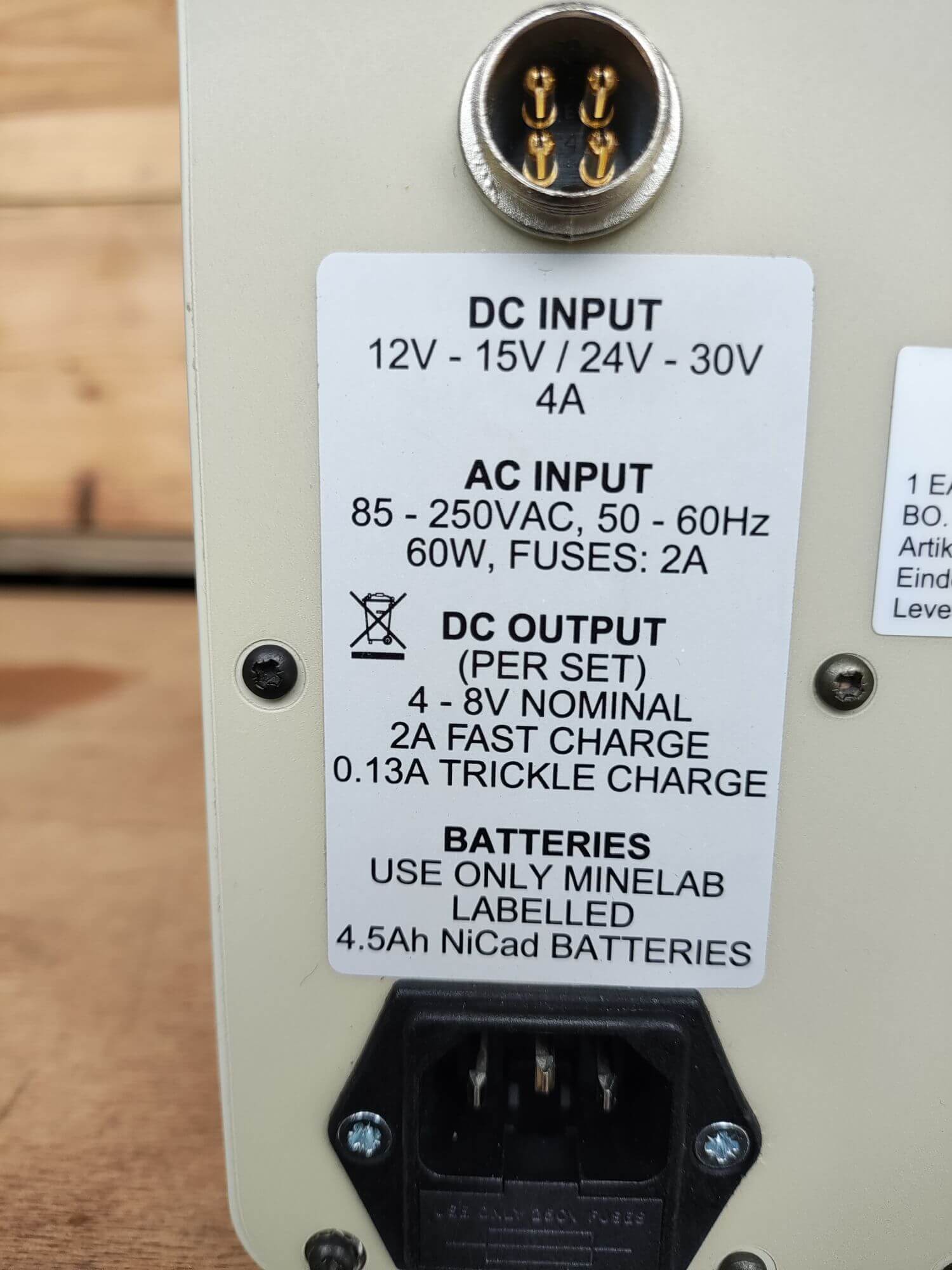 Minelab Batterie Charger für 8x D Cellen in Tasche mit Kabel