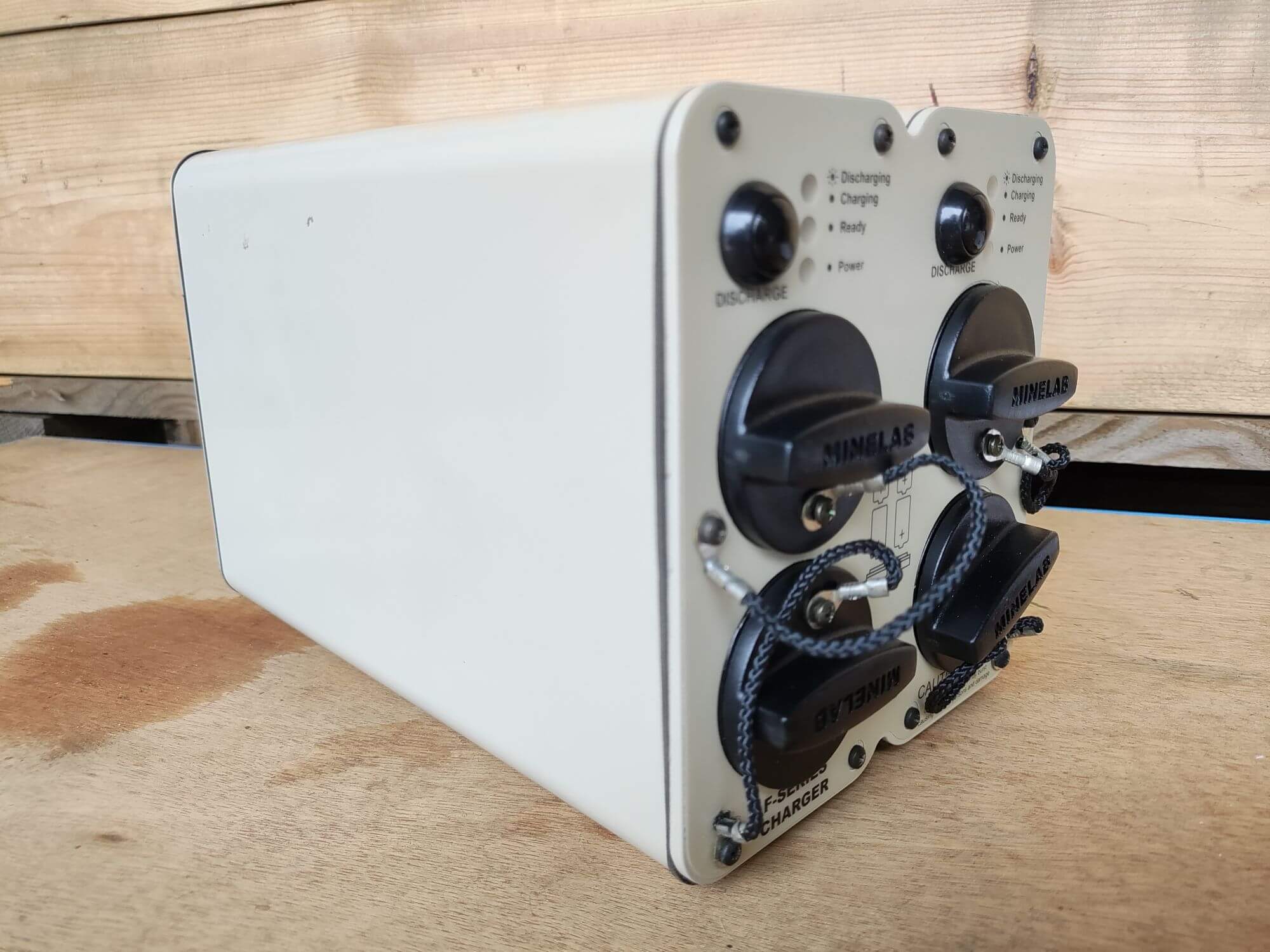 Minelab Batterie Charger für 8x D Cellen in Tasche mit Kabel
